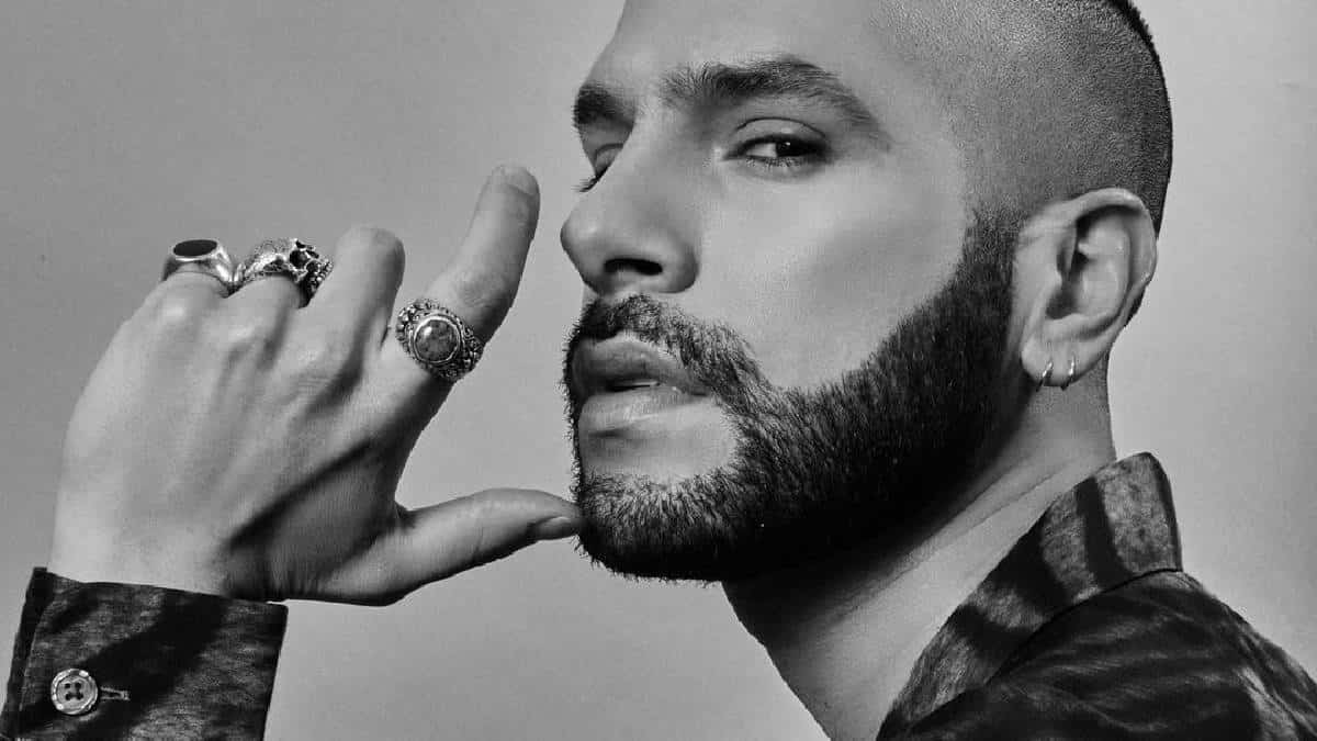 El baladista mexicano presenta su álbum de 10 pistas.