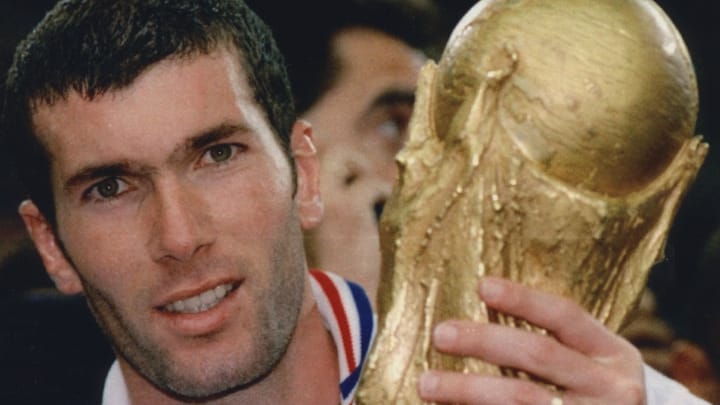 Subastarán la camiseta que uso Zidane en la final del Mundial de 1998